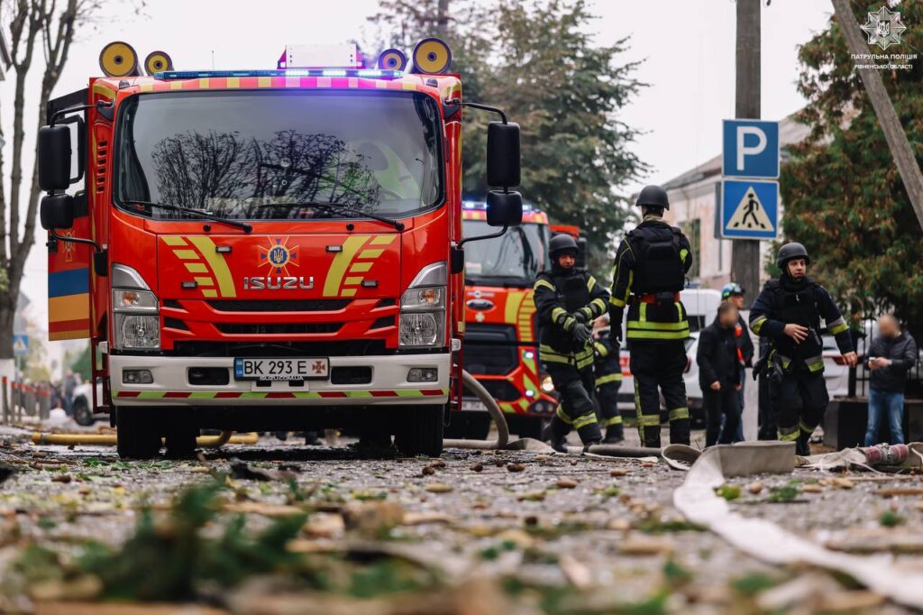 Патрульні показали перші хвилини після ворожого удару у Рівному 7 Екстрені служби на місці влучання 1