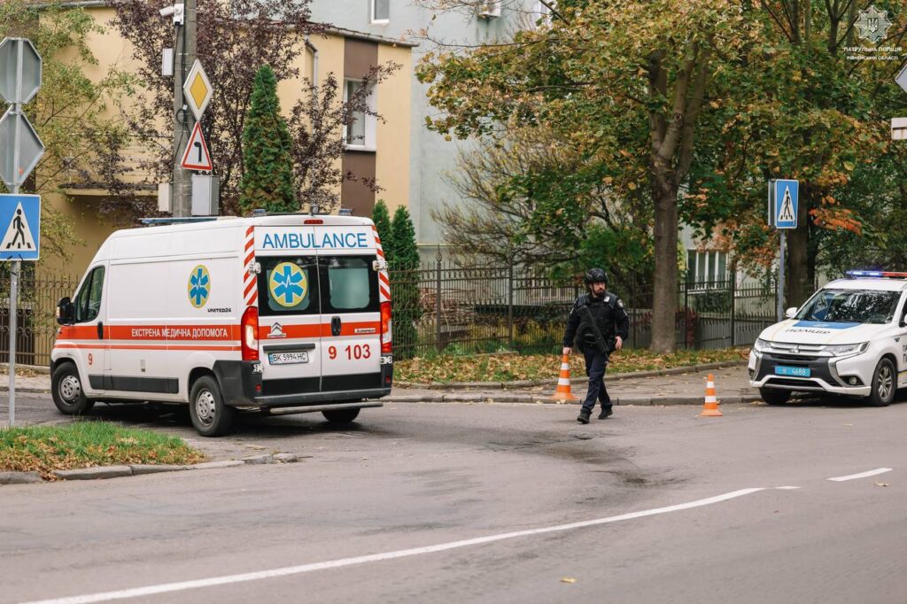 Патрульні показали перші хвилини після ворожого удару у Рівному 11 Екстрені служби на місці влучання 1