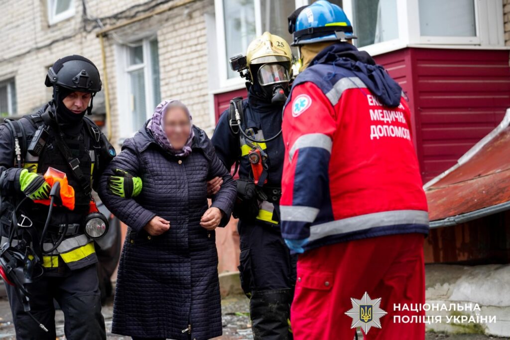 рф атакувала Рівне 21 жовтня: перші наслідки удару по ТЦ і житловому сектору 6 Евакуація мешканців після удару 2