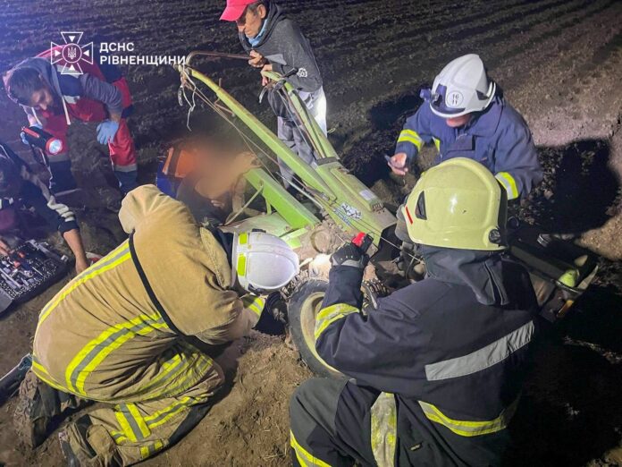 На Рівненщині рятувальники деблокувати ногу чоловіка з робочого обладнання На Рівненщині рятувальники деблокувати ногу чоловіка з робочого обладнання