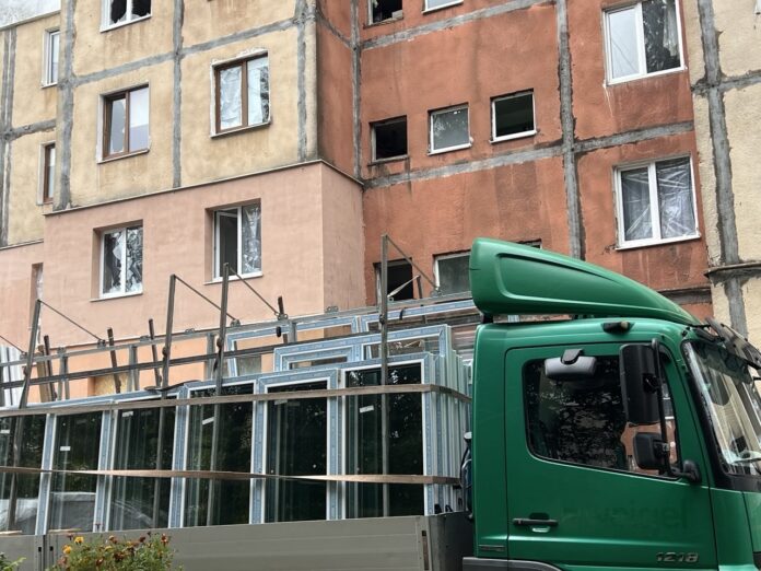 Відновлюють вікна у рівненських будинках, який постраждали від вчорашньої атаки ворога