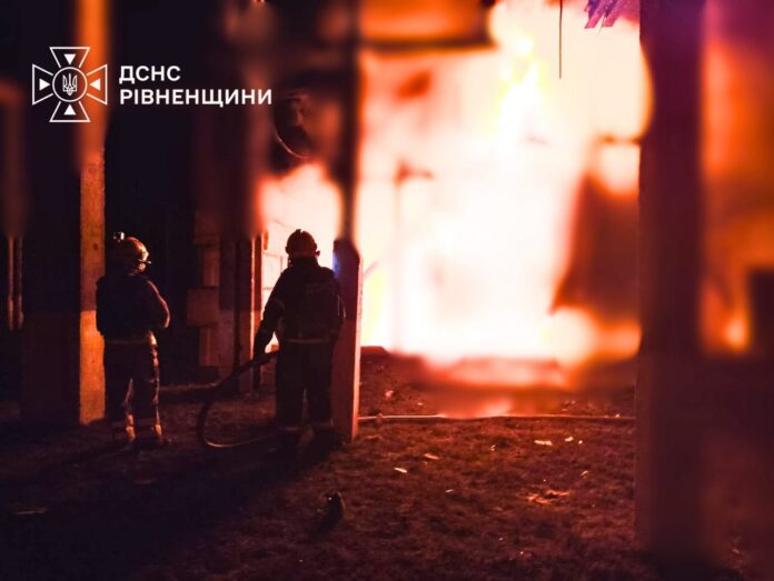 Внаслідок ворожої атаки на Рівненщині виникла пожежа на одному з об’єктів енергетичної інфраструктури Внаслідок ворожої атаки на Рівненщині виникла пожежа на одному з об’єктів енергетичної інфраструктури