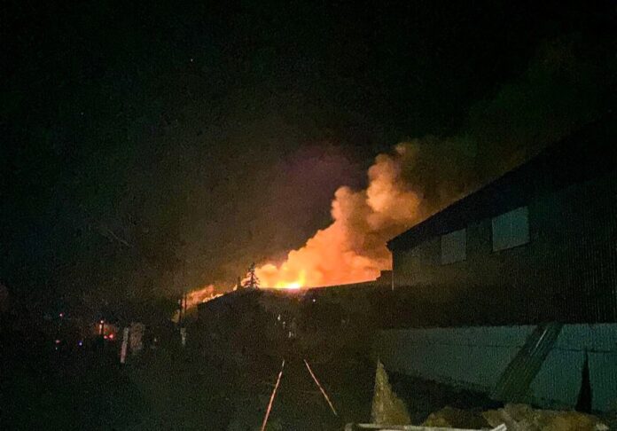 Ліквідація пожежі на Сарненщині після атаки Вибухи у Рівному та пожежа на Сарненщині