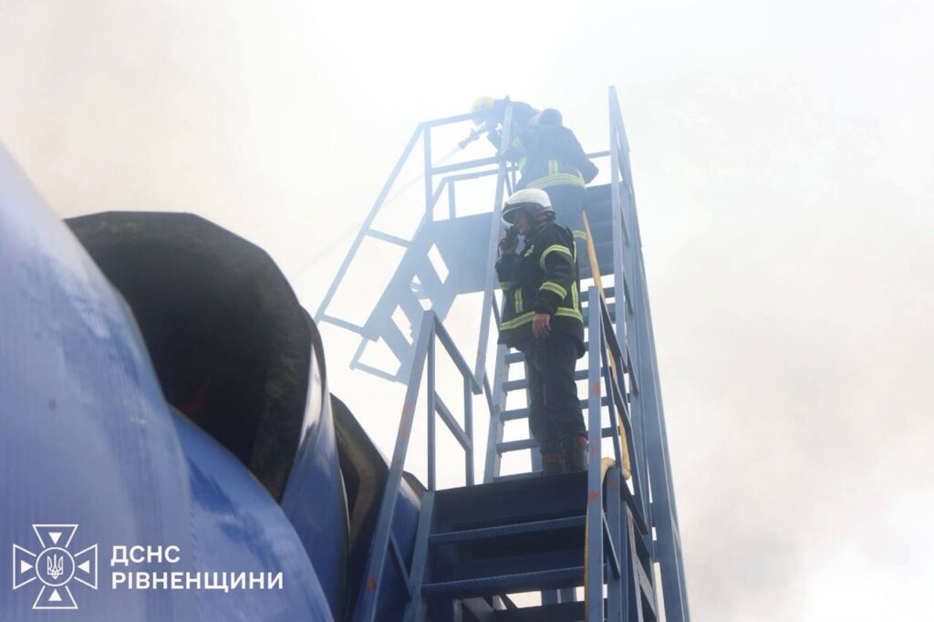 Атака на Дубно 20 жовтня: пожежу в гіпермаркеті загасили, є постраждалі 1 Ліквідація пожежі після обстрілу
