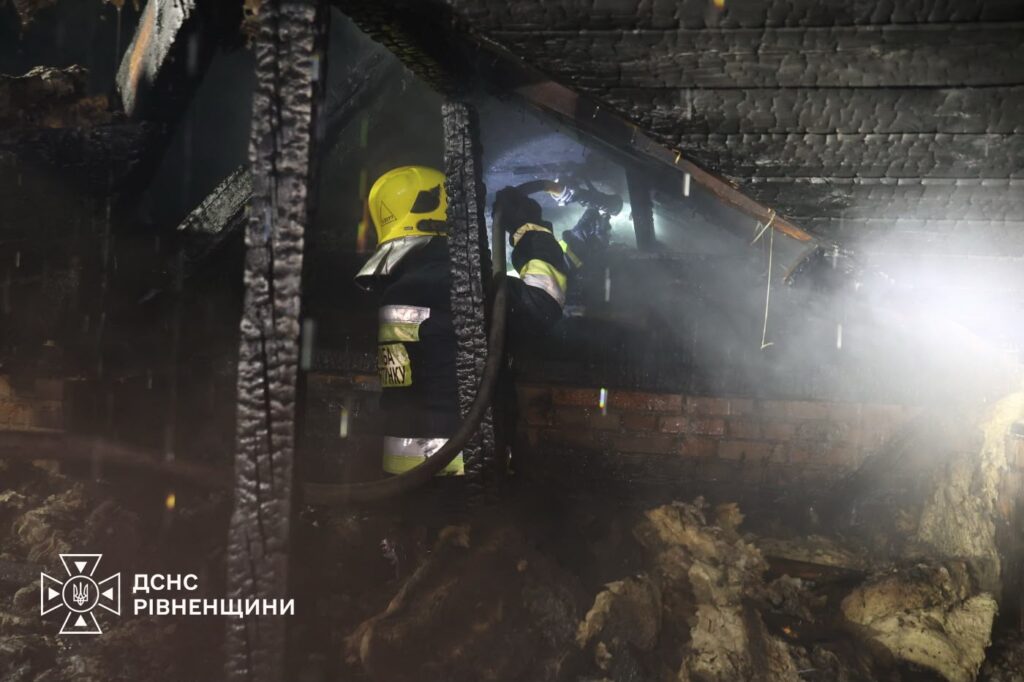 Атака дронів на Рівне: ДСНС показала ліквідацію наслідків (ВІДЕО) 4 Ліквідація пожежі у житловому будинку