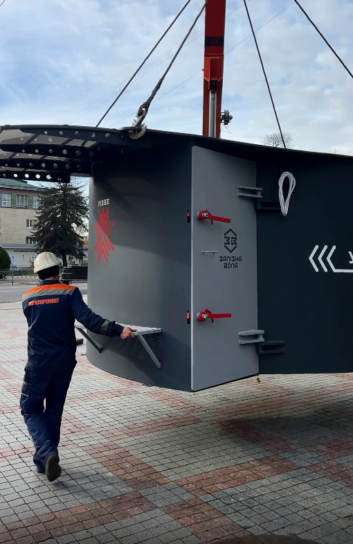 Мобільне укриття встановили у центрі Рівного Мобільне укриття встановили у центрі Рівного