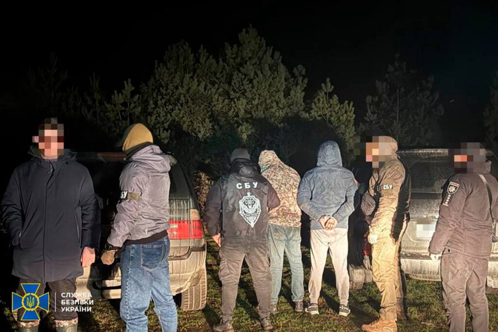 Головні надзвичайні події та злочини на Рівненщині за тиждень: заміноване авто ЗСУ, збиті пішоходи та канал втечі за $7000 8