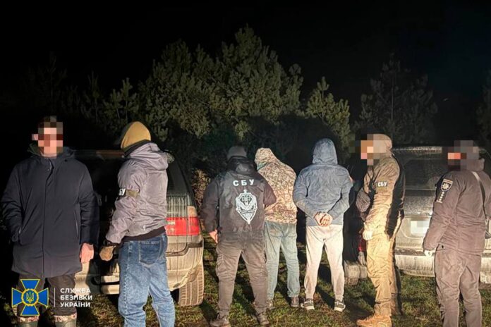 На Рівненщині судитимуть учасників каналу переправлення чоловіків за кордон На Рівненщині судитимуть учасників каналу переправлення чоловіків за кордон