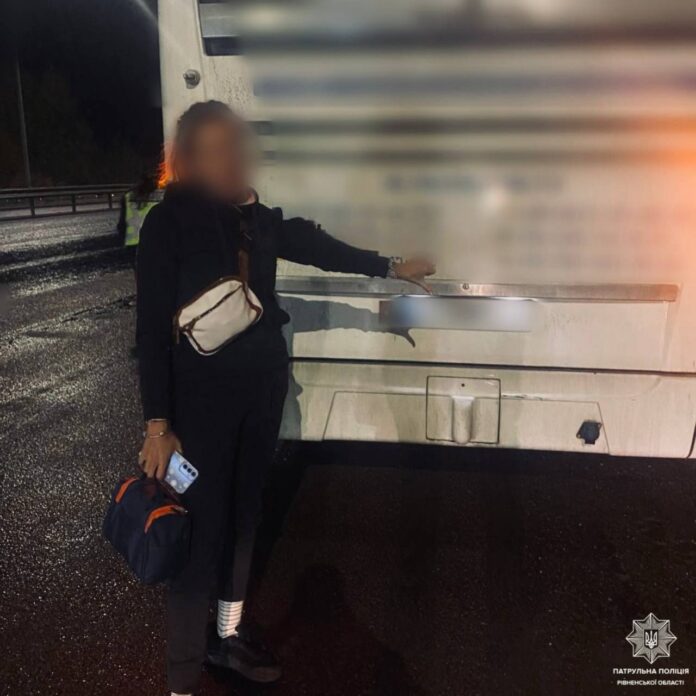 На Рівненщині водій автобуса поїхав, коли одна з пасажирок була на АЗС На Рівненщині водій автобуса поїхав, коли одна з пасажирок була на АЗС