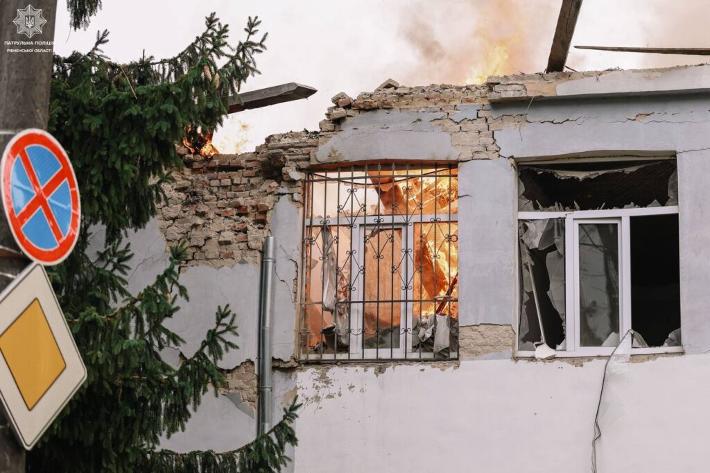 Патрульні показали перші хвилини після ворожого удару у Рівному 13 Наслідки ворожого удару по Рівному 1