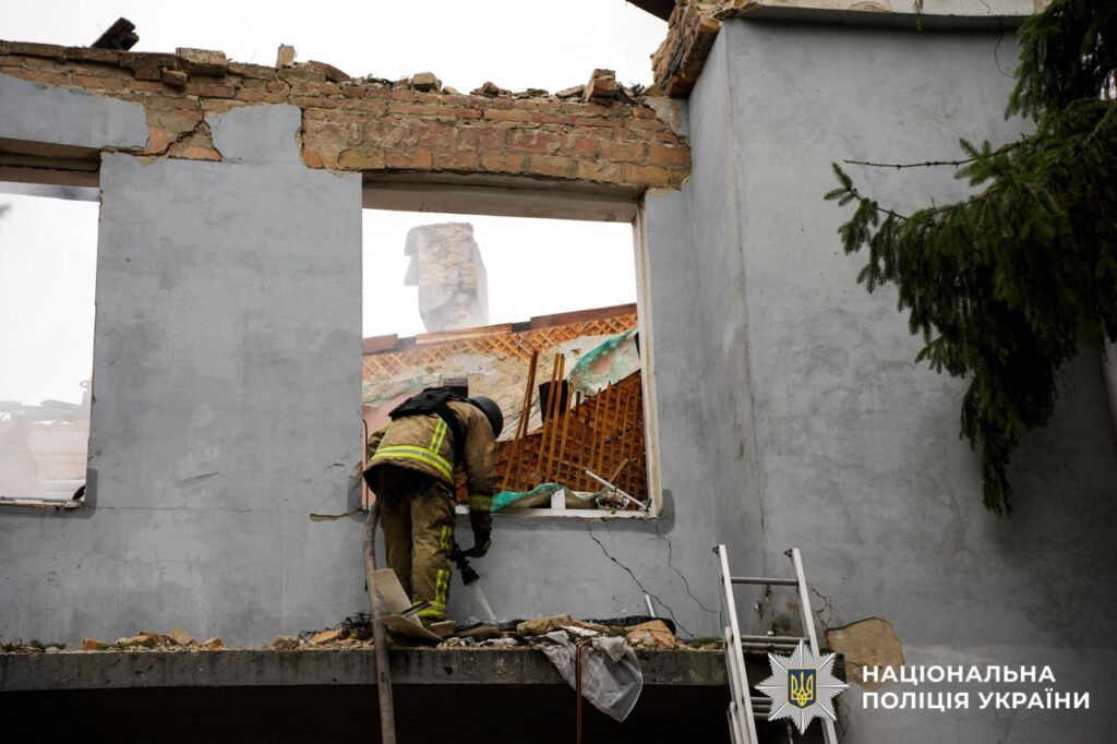 Патрульні показали перші хвилини після ворожого удару у Рівному 6