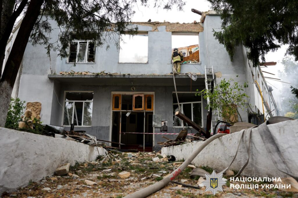 Патрульні показали перші хвилини після ворожого удару у Рівному 4