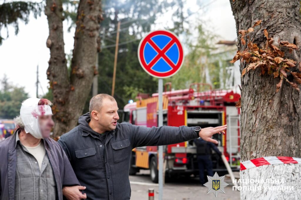 Патрульні показали перші хвилини після ворожого удару у Рівному 2