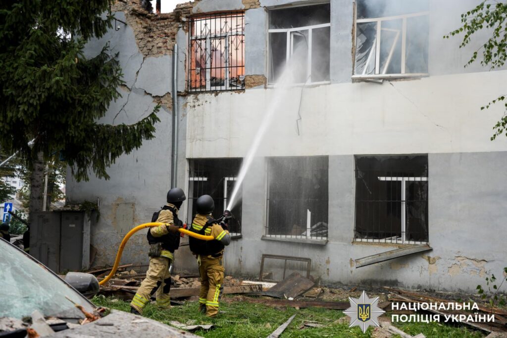 Патрульні показали перші хвилини після ворожого удару у Рівному 1