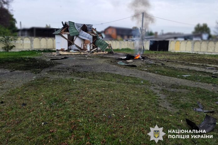 Огляд місця події слідчими наслідки удару рф