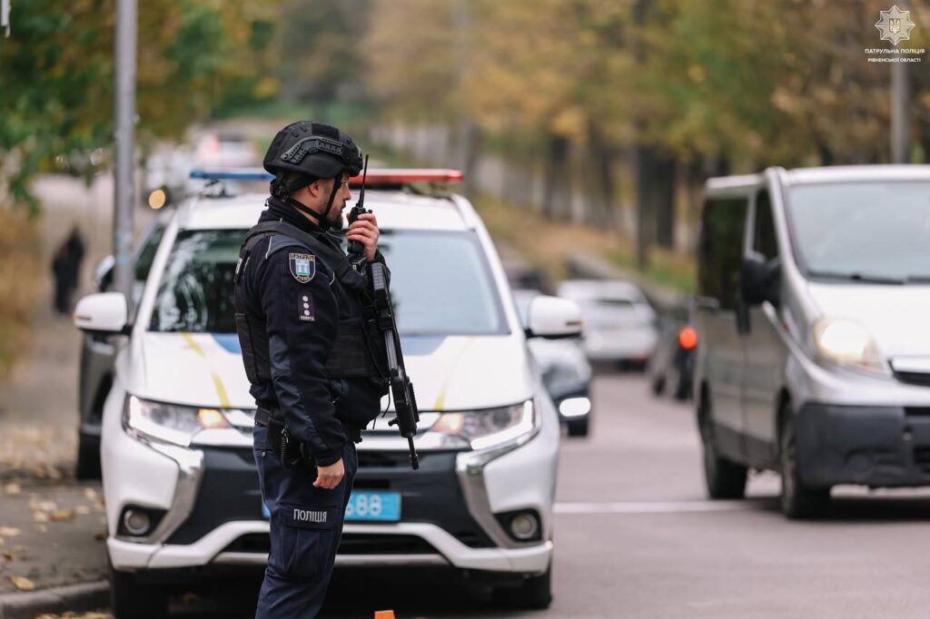 Патрульні показали перші хвилини після ворожого удару у Рівному 9 Патрульні регулюють рух у Рівному