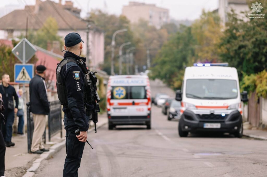 Патрульні показали перші хвилини після ворожого удару у Рівному 8 Патрульні регулюють рух у Рівному