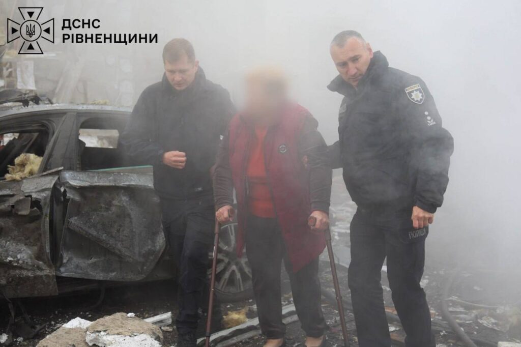 Рятувальники ліквідували пожежу, що виникла внаслідок падіння БпЛА у Рівному 3