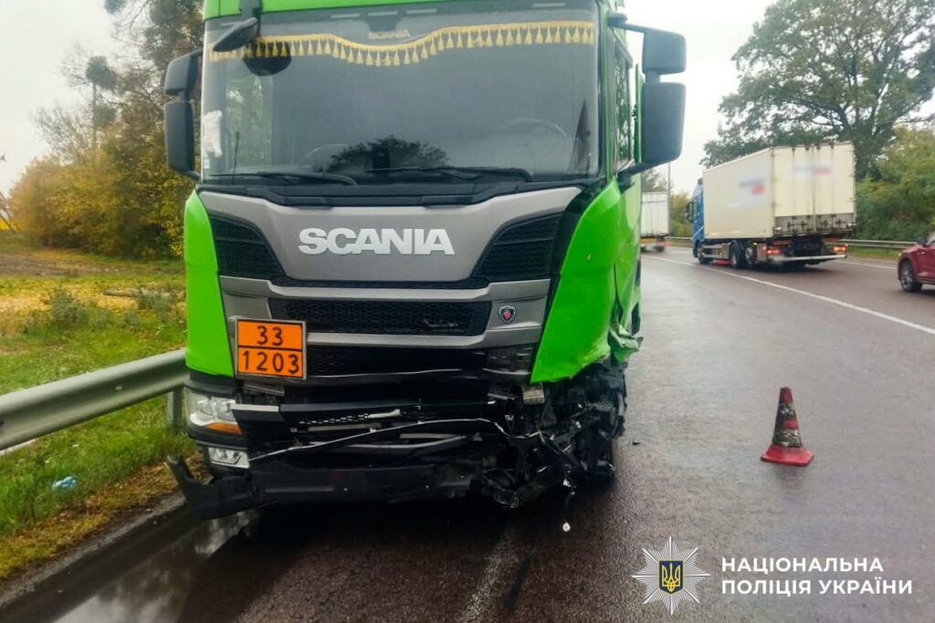 На Радивилівщині внаслідок ДТП загинула пасажирка авто 2