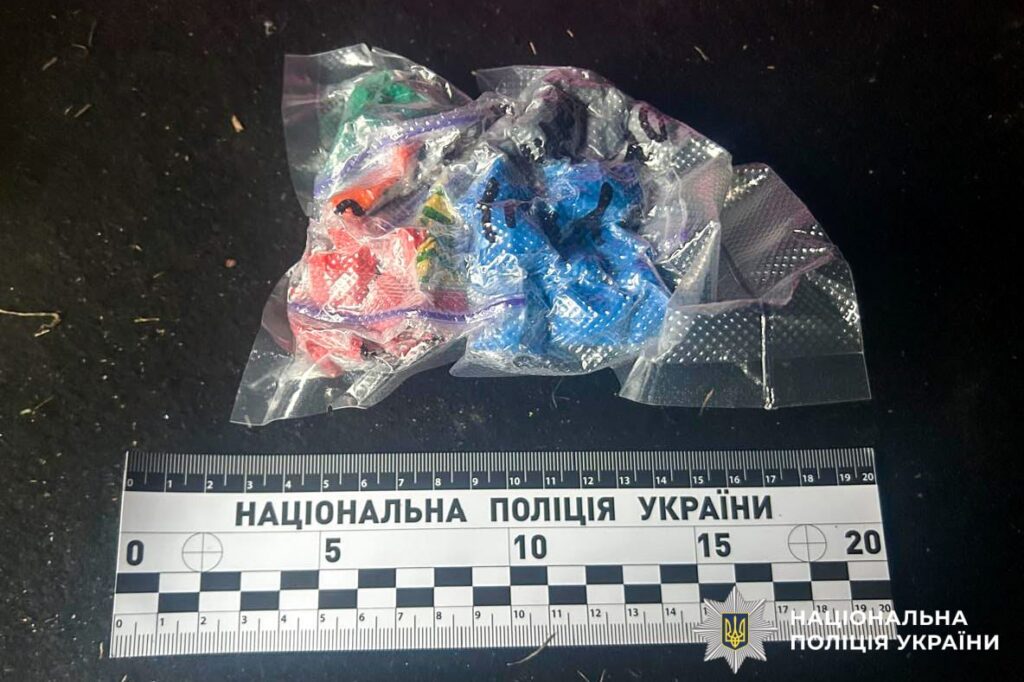 У Рівному поліцейські викрили неповнолітню збувачку психотропів 2