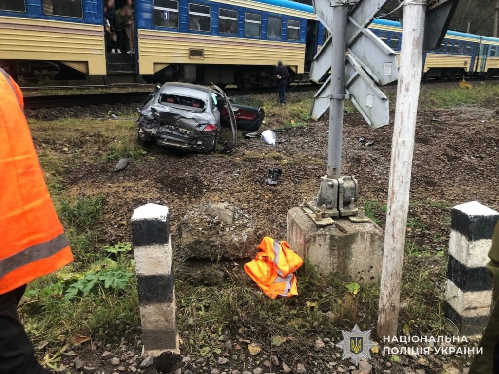 На Львівщині електропоїзд зіткнувся з автівкою: постраждала рівнянка 1