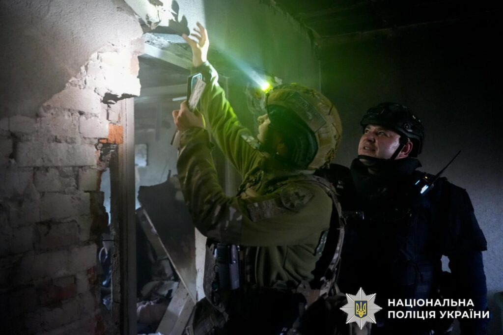 рф атакувала Рівне 21 жовтня: перші наслідки удару по ТЦ і житловому сектору 4 Поліція документує наслідки обстрілу