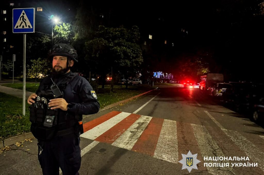 Вибухи у Рівному та пожежа на Сарненщині: перші деталі (ФОТО) 5 Поліція на місці влучання дрона у Рівному