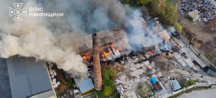 Пожежа в деревообробному цеху масштабну пожежу в Городку
