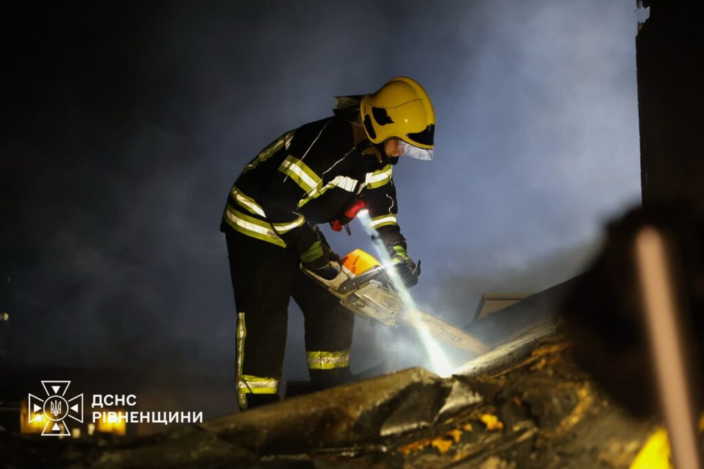 Атака дронів на Рівне: ДСНС показала ліквідацію наслідків (ВІДЕО) 3 Робота рятувальників ДСНС