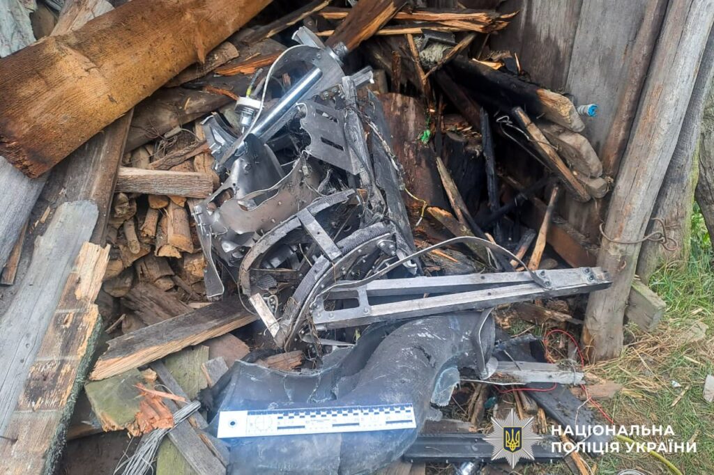 «Війна з цегляним туалетом»: голова Рокитнівської громади про наслідки удару рф 4 Робота вибухотехніків з уламками дрона