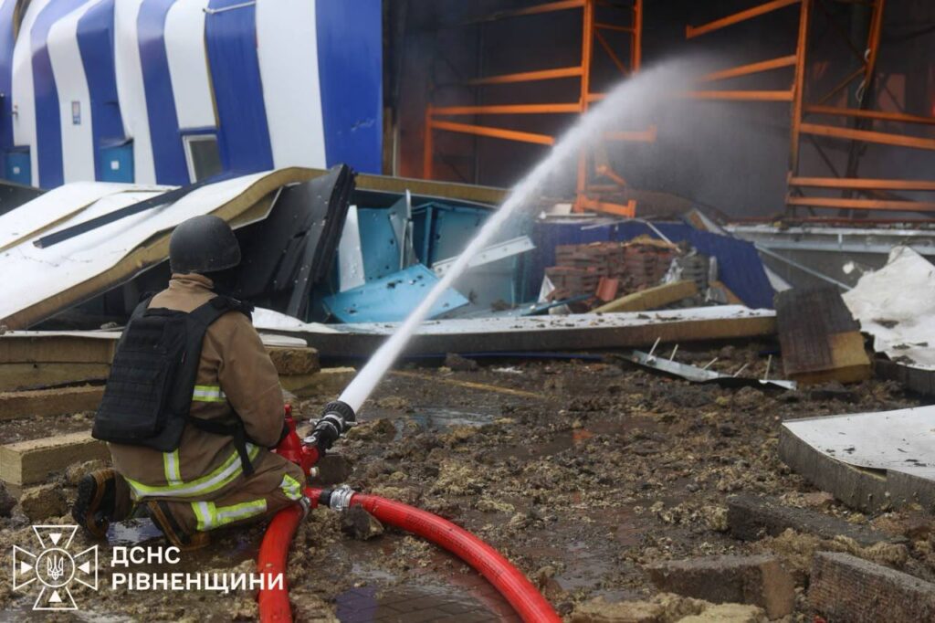 Атака на Дубно 20 жовтня: пожежу в гіпермаркеті загасили, є постраждалі 6 Рятувальники гасять пожежу в гіпермаркеті 2