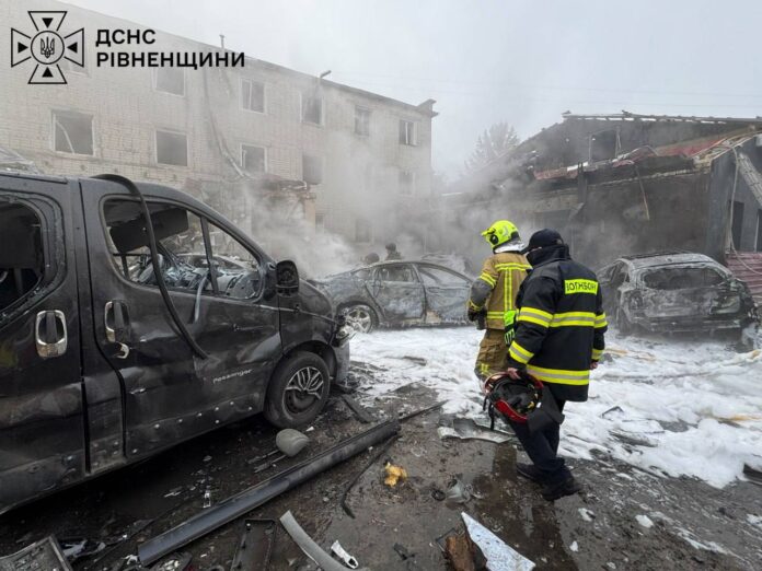 Рятувальники ліквідували пожежу, що виникла внаслідок падіння БпЛА у Рівному Рятувальники ліквідували пожежу, що виникла внаслідок падіння БпЛА у Рівному