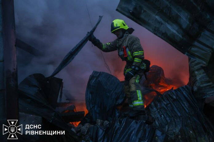 Пожежі після атаки на Рівненщину