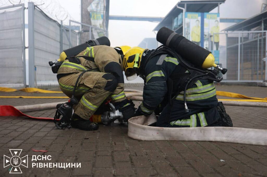 Атака на Дубно 20 жовтня: пожежу в гіпермаркеті загасили, є постраждалі 2 Рятувальники працюють на місці атаки