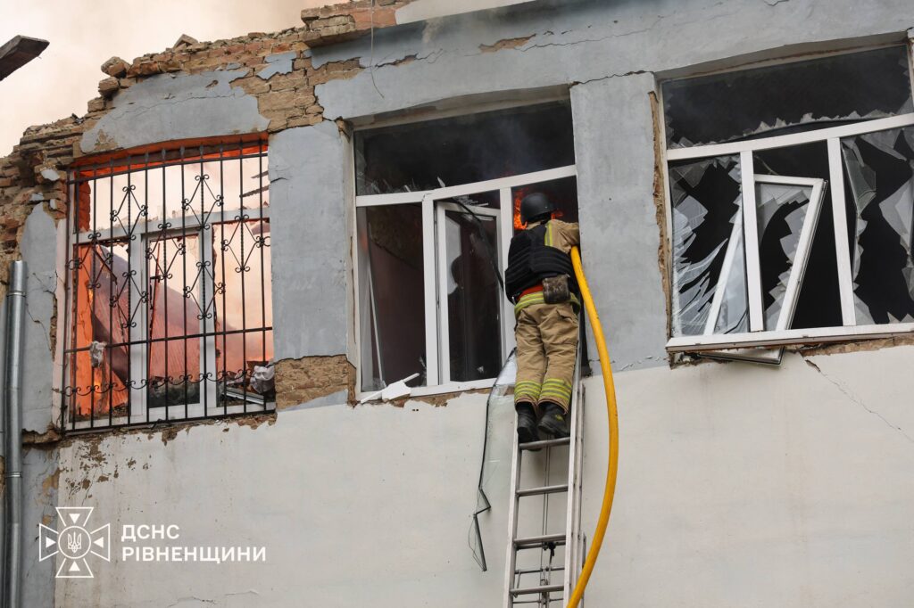 Рятувальники працюють на місці обвалу конструкцій