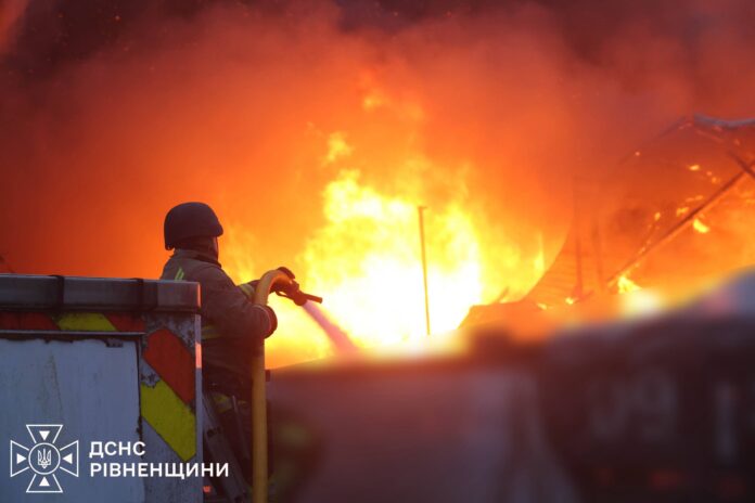 Рятувальники Рівненщини ліквідували наслідки сьогоднішньої ворожої атаки