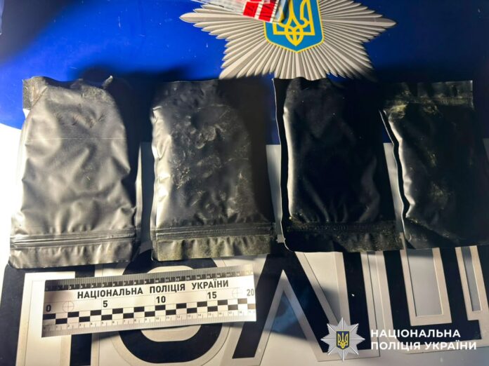 У Рівненському районі поліцейські викрили зловмисника на незаконному зберіганні кратому в особливо великих розмірах У Рівненському районі поліцейські викрили зловмисника на незаконному зберіганні кратому в особливо великих розмірах