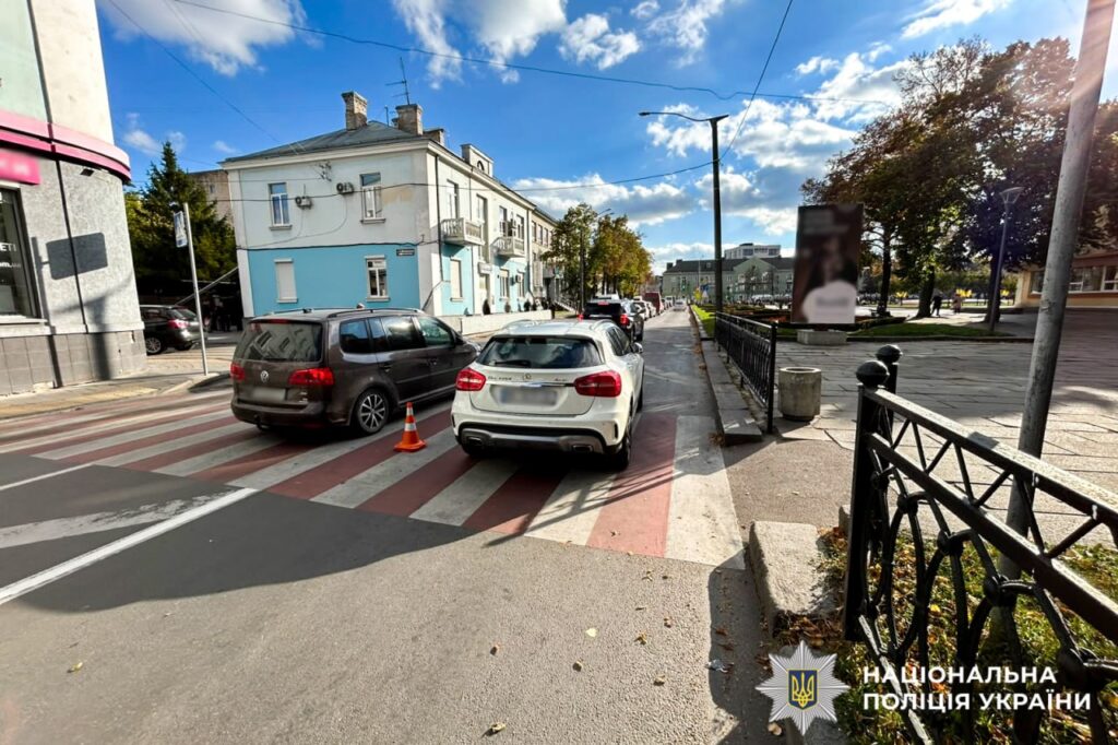 У Рівному на пішохідному переході збили матір із 8-річним сином 1 У Рівному автомобіль збив матір із сином