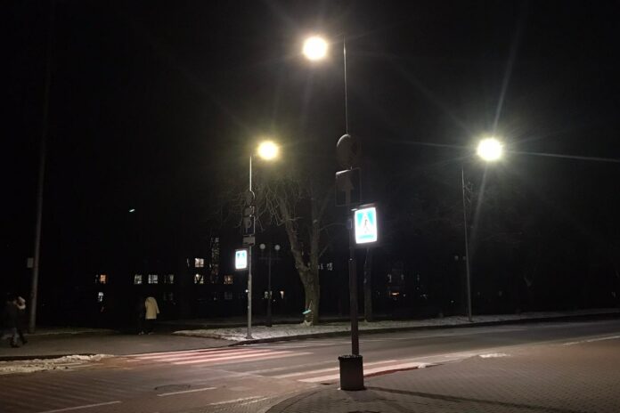 У Рівному відновлюють вуличне освітлення, однак є нюанс У Рівному відновлюють вуличне освітлення, однак є нюанс