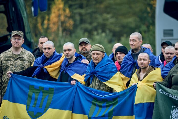 Відбувся обмін полоненими 270 українців повертаються додому Відбувся обмін полоненими 270 українців повертаються додому