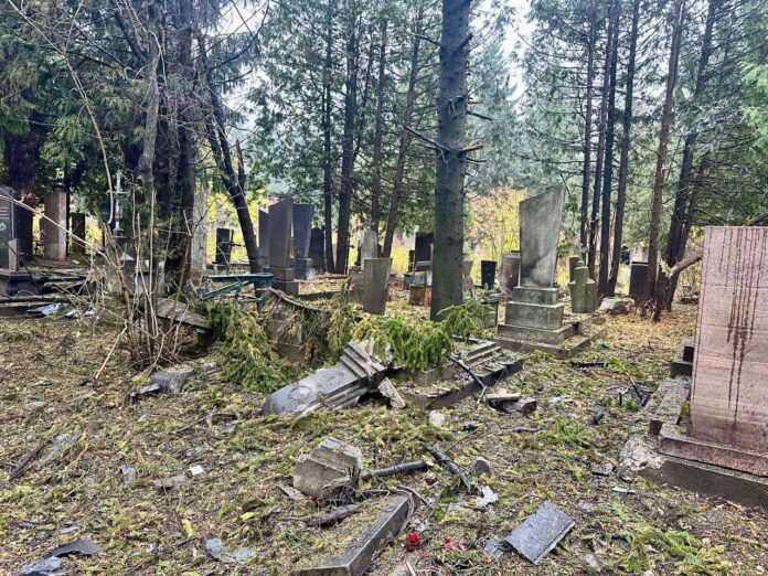 Ворожий безпілотник атакував кладовище у Рівному