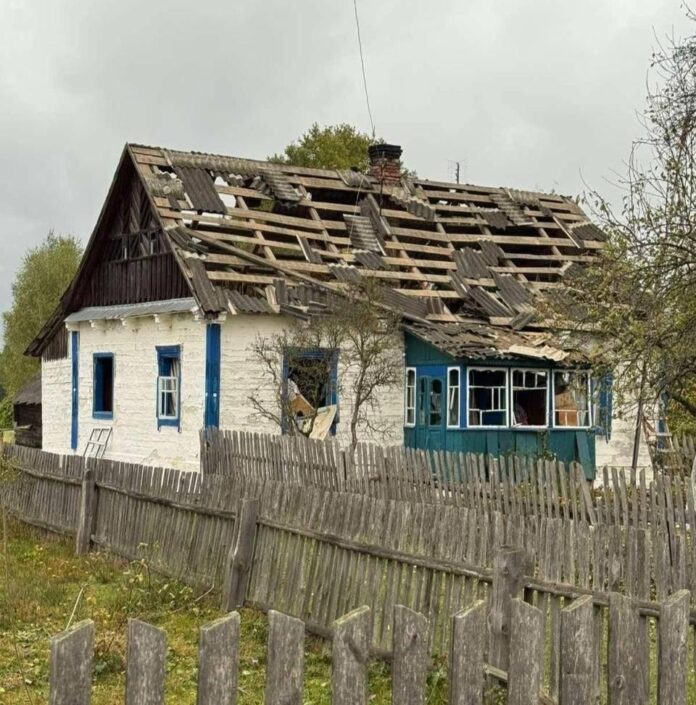 Жінку, яку поранило сьогодні зранку під час атаки на Сарненщину, швидка доправила до лікарні Жінку, яку поранило сьогодні зранку під час атаки на Сарненщину, швидка доправила до лікарні