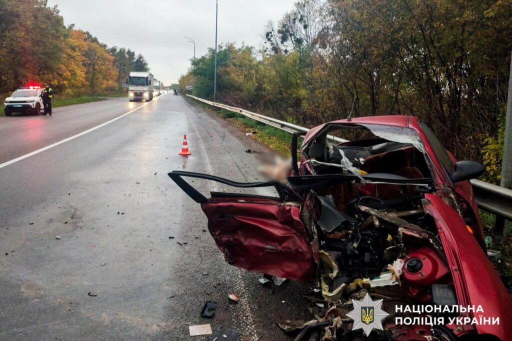 Смертельна аварія на Радивилівщині: дружина водія загинула на місці 2 Зіткнення легковика з вантажівкою
